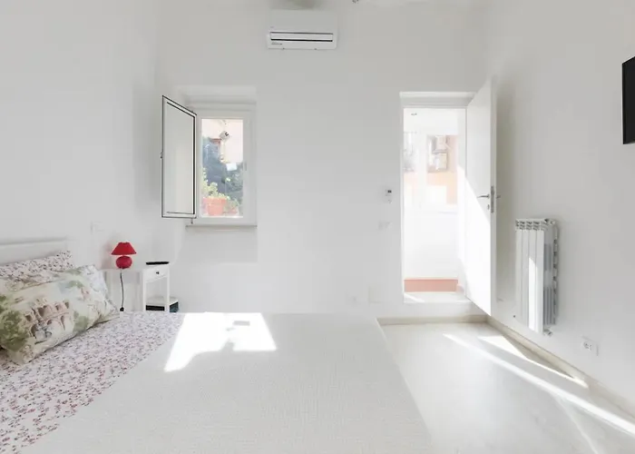 Quiet With Large Terrace In Spanish Steps Area *